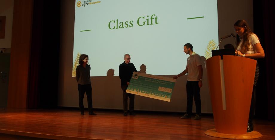 Remise du chèque par l'équipe Class Gift à la Fondation Institut Agro